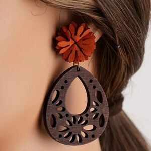 ❗5/$10❗  Elegant BOHO hollow flower wooden design drop earrings, NWT